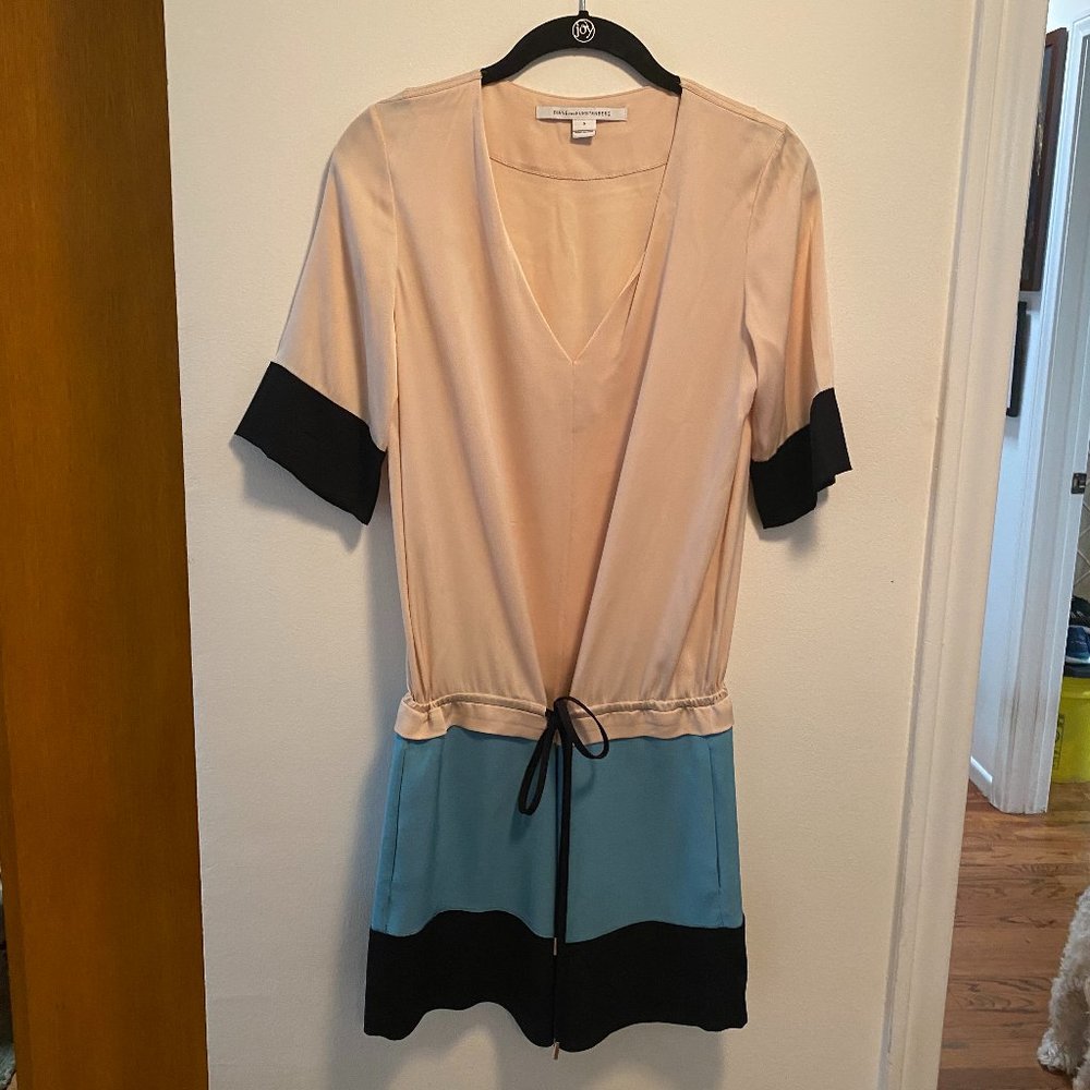 Diane Von Furstenberg V-Neck Short Sleeved Silk Colorblock Dress